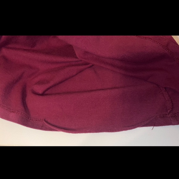 Maroon GUESS Mens T Shirt Sz M Gold Logo Triangle V-neck 100% Cotton Designer - Picture 6 of 7